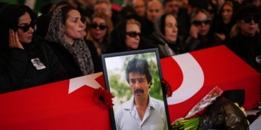 ferdi-tayfurun-cenaze-toreninde-tugce-tayfun-ile-aile-bireyleri-arasinda-gerginlik-hwwk