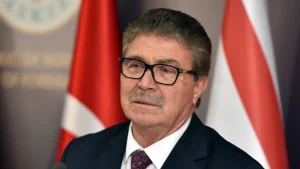 unal-ustel-sagilik-calisanlari-ve-burokratlara-belgelerini-verdi-1-ero-1-1024x576-1.webp.webp.webp