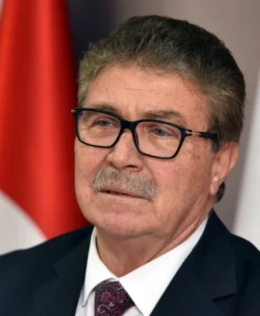 unal-ustel-sagilik-calisanlari-ve-burokratlara-belgelerini-verdi-1-ero-1-1024x576-1.webp.webp.webp