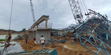 17800425722416-dead-several-trapped-as-under-construction-bridge-collapses-in-up-during-storm-2026-0.jpeg